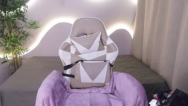 Snapshot of Emma_and_Issac chatting on 27, 11, 2025 Emma and Issac online show from 27, 11, 2025