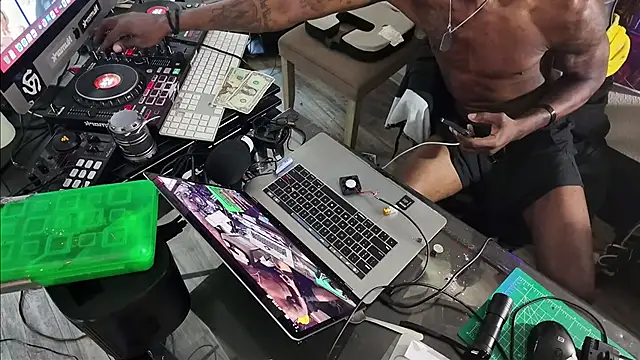 Snapshot of Triggerhappycj100 chatting on 7, 5, 2026 Triggerhappycj100 online show from 7, 5, 2026