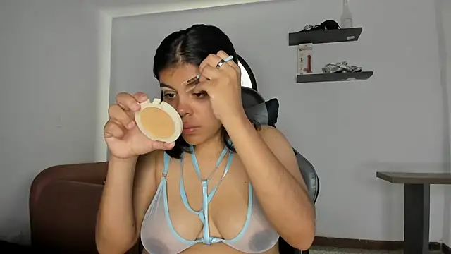 Snapshot of Aleja-02 chatting on 8, 10, 2025 Aleja-02 online show from 8, 10, 2025