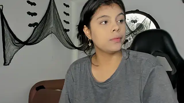 Snapshot of Aleja-02 chatting on 13, 10, 2025 Aleja-02 online show from 13, 10, 2025