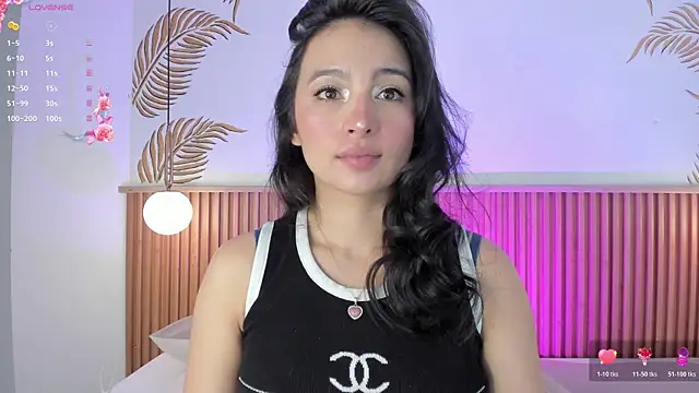 Snapshot of Valleriie_ chatting on 7, 7, 2026 Valleriie online show from 7, 7, 2026