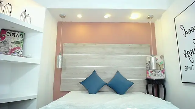 Snapshot of AlexandraCambell chatting on 8, 11, 2025 AlexandraCambell online show from 8, 11, 2025