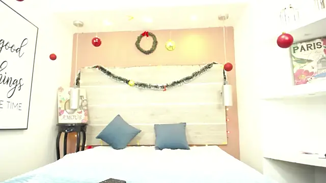 Snapshot of AlexandraCambell chatting on 14, 12, 2025 AlexandraCambell online show from 14, 12, 2025