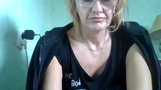 Snapshot of TianaQLove chatting on 19, 10, 2025 TianaQLove online show from 19, 10, 2025