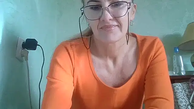 Snapshot of TianaQLove chatting on 28, 10, 2025 TianaQLove online show from 28, 10, 2025