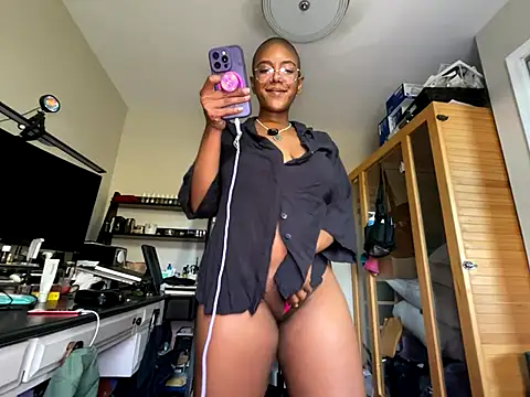 Snapshot of aliasyourfav chatting on 19, 10, 2025 aliasyourfav online show from 19, 10, 2025