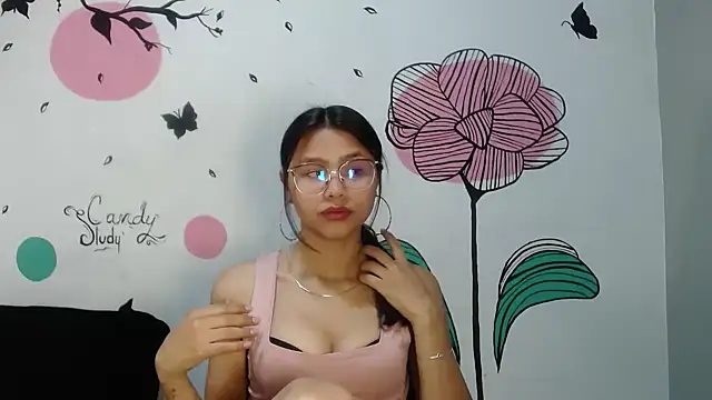 Snapshot of SofieLove_01 chatting on 15, 10, 2025 SofieLove 01 online show from 15, 10, 2025