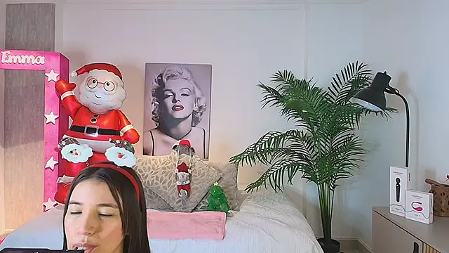 Snapshot of LUNAA___ chatting on 1, 12, 2025 LUNAA online show from 1, 12, 2025