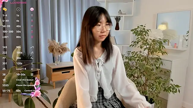 Snapshot of UdelaDodson chatting on 4, 10, 2025 UdelaDodson online show from 4, 10, 2025