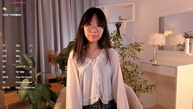 Snapshot of UdelaDodson chatting on 9, 10, 2025 UdelaDodson online show from 9, 10, 2025