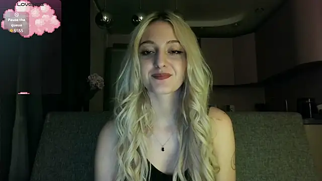 Snapshot of white_liillyy chatting on 8, 9, 2025 white liillyy online show from 8, 9, 2025
