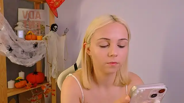 Snapshot of Charlotte_Colinss chatting on 22, 10, 2025 Charlotte Colinss online show from 22, 10, 2025