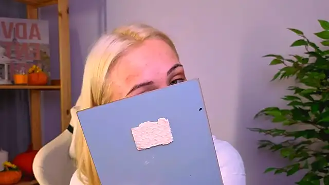 Snapshot of Charlotte_Colinss chatting on 5, 11, 2025 Charlotte Colinss online show from 5, 11, 2025