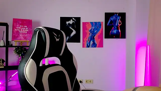 Snapshot of Charlotte_Colinss chatting on 7, 11, 2025 Charlotte Colinss online show from 7, 11, 2025