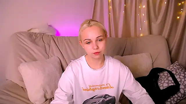 Snapshot of Charlotte_Colinss chatting on 13, 11, 2025 Charlotte Colinss online show from 13, 11, 2025