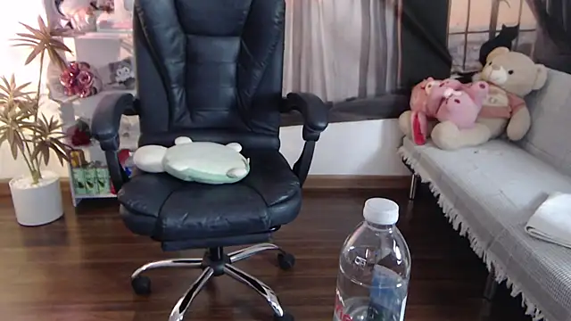 Snapshot of Suzie_Wet_Cave chatting on 27, 10, 2025 Suzie Wet Cave online show from 27, 10, 2025