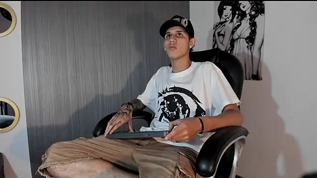 Snapshot of _realwav chatting on 8, 11, 2025 realwav online show from 8, 11, 2025