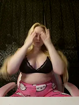 Snapshot of EmilyAngelUK chatting on 16, 11, 2025 EmilyAngelUK online show from 16, 11, 2025