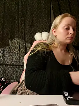 Snapshot of EmilyAngelUK chatting on 5, 12, 2025 EmilyAngelUK online show from 5, 12, 2025