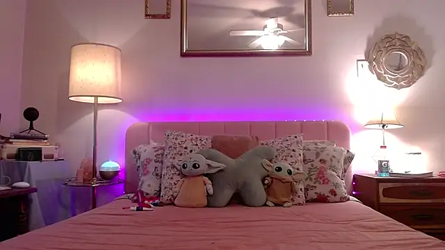 Snapshot of LilaDeliciousXX chatting on 4, 11, 2025 LilaDeliciousXX online show from 4, 11, 2025