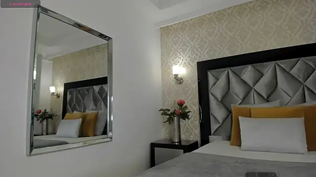 Layla Mackenzie online show from 10, 10, 2025