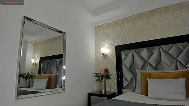 Layla Mackenzie online show from 15, 10, 2025