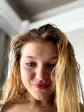 Snapshot of Emaline_Fane chatting on 18, 10, 2025 Emaline Fane online show from 18, 10, 2025