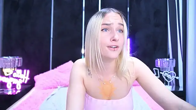 LilElfie online show from 10, 10, 2025