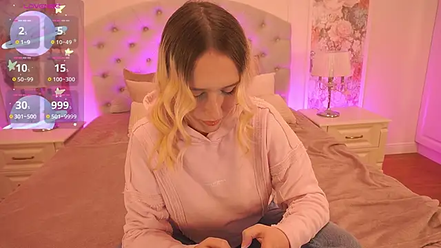 Snapshot of LilElfie chatting on 16, 12, 2025 LilElfie online show from 16, 12, 2025