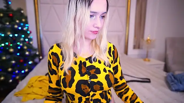 Snapshot of LilElfie chatting on 22, 12, 2025 LilElfie online show from 22, 12, 2025