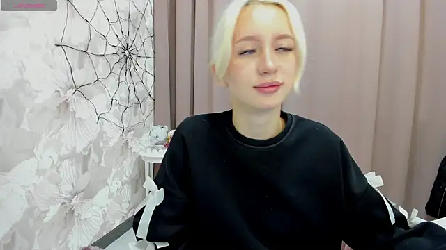 Snapshot of cute_luucy chatting on 4, 11, 2025 cute luucy online show from 4, 11, 2025