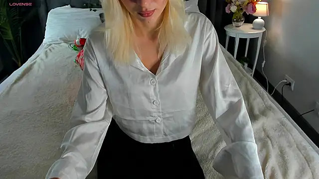 Snapshot of cute_luucy chatting on 17, 12, 2025 cute luucy online show from 17, 12, 2025