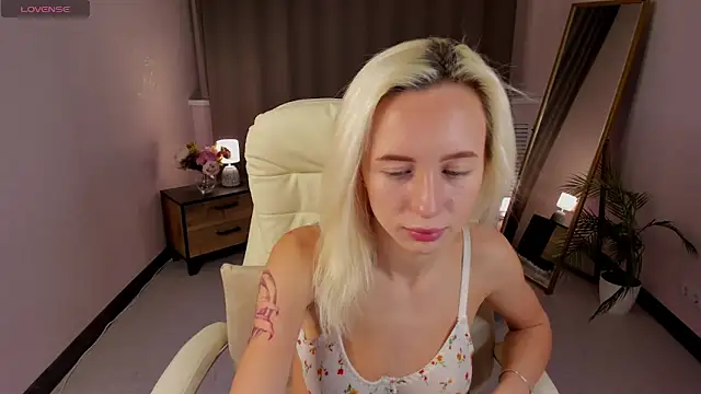 Snapshot of cute_luucy chatting on 19, 2, 2026 cute luucy online show from 19, 2, 2026