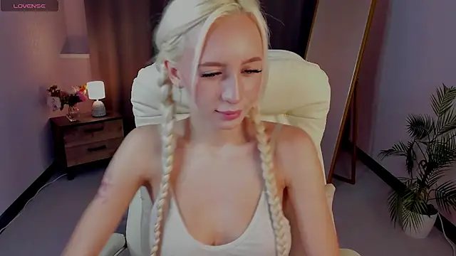 Snapshot of cute_luucy chatting on 28, 2, 2026 cute luucy online show from 28, 2, 2026