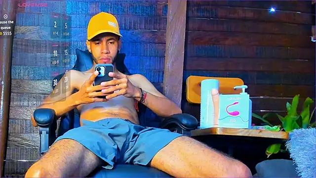 Snapshot of Alex_bigcock11_ chatting on 13, 11, 2025 Alex bigcock11 online show from 13, 11, 2025