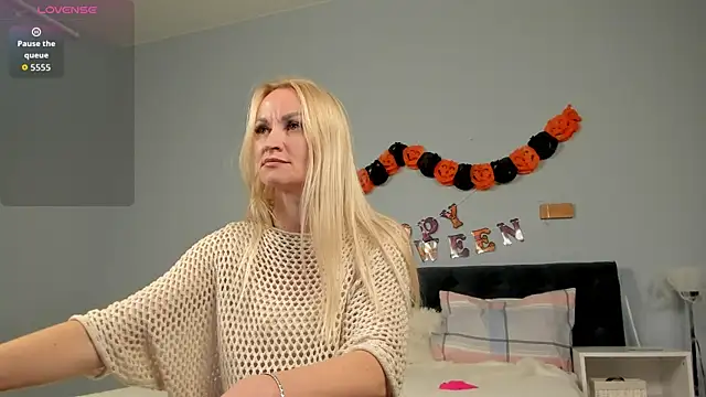 KiraSun online show from 30, 10, 2025