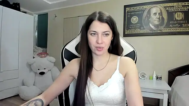 EmiLovsi online show from 8, 10, 2025