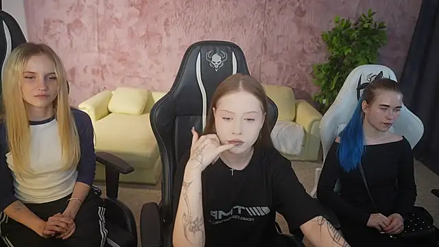 Esmie Smile online show from 15, 9, 2025