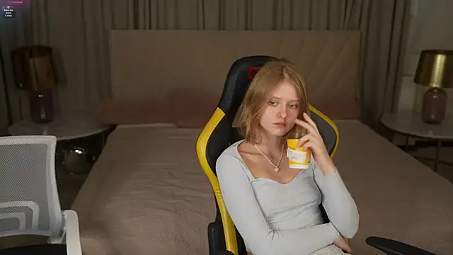 Esmie Smile online show from 11, 10, 2025