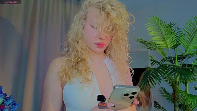 Snapshot of emilyshepar_d chatting on 13, 11, 2025 emilyshepar d online show from 13, 11, 2025