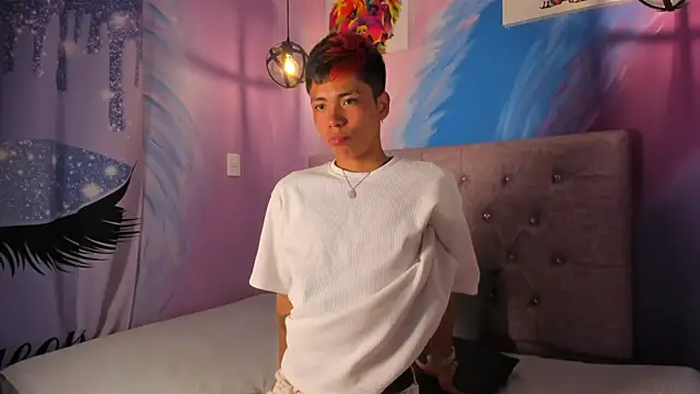 Snapshot of MaxiWildd chatting on 8, 10, 2025 MaxiWildd online show from 8, 10, 2025