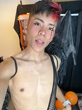 Snapshot of MaxiWildd chatting on 31, 10, 2025 MaxiWildd online show from 31, 10, 2025