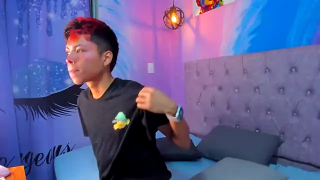 Snapshot of MaxiWildd chatting on 8, 11, 2025 MaxiWildd online show from 8, 11, 2025