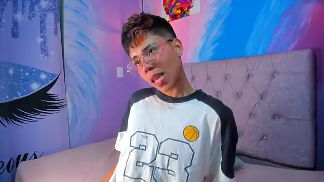 Snapshot of MaxiWildd chatting on 13, 11, 2025 MaxiWildd online show from 13, 11, 2025