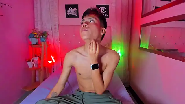 Snapshot of MaxiWildd chatting on 18, 11, 2025 MaxiWildd online show from 18, 11, 2025