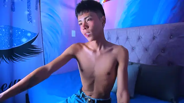 Snapshot of MaxiWildd chatting on 17, 12, 2025 MaxiWildd online show from 17, 12, 2025