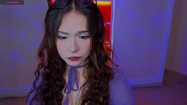 Snapshot of Adetta chatting on 5, 11, 2025 Adetta online show from 5, 11, 2025