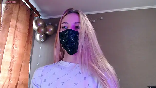 Snapshot of Iris_lave chatting on 4, 11, 2025 Iris lave online show from 4, 11, 2025