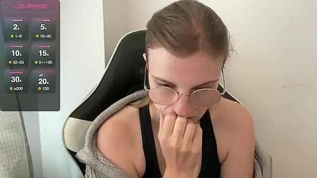 BustyKellyXXX online show from 13, 10, 2025