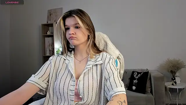 Snapshot of Kati_Li chatting on 17, 11, 2025 Kati Li online show from 17, 11, 2025